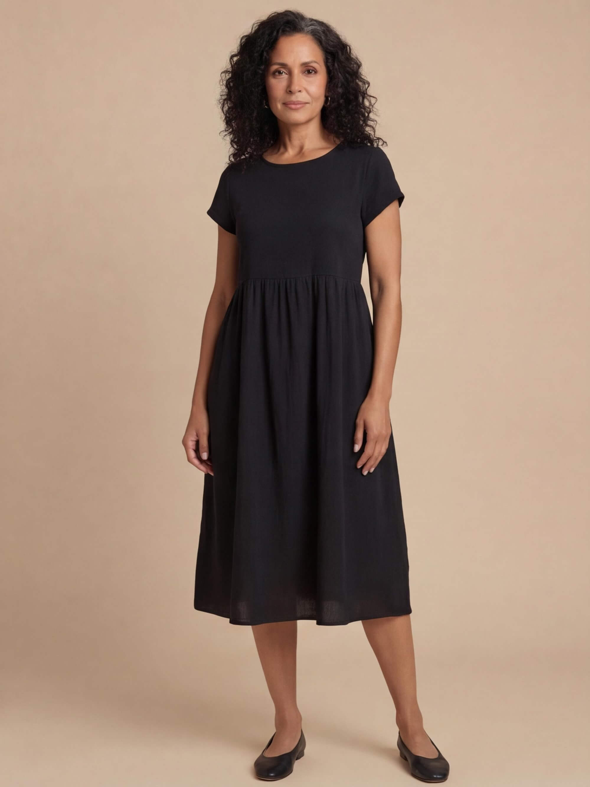 Women's dress – Midi dress with a round neckline and a loose fit