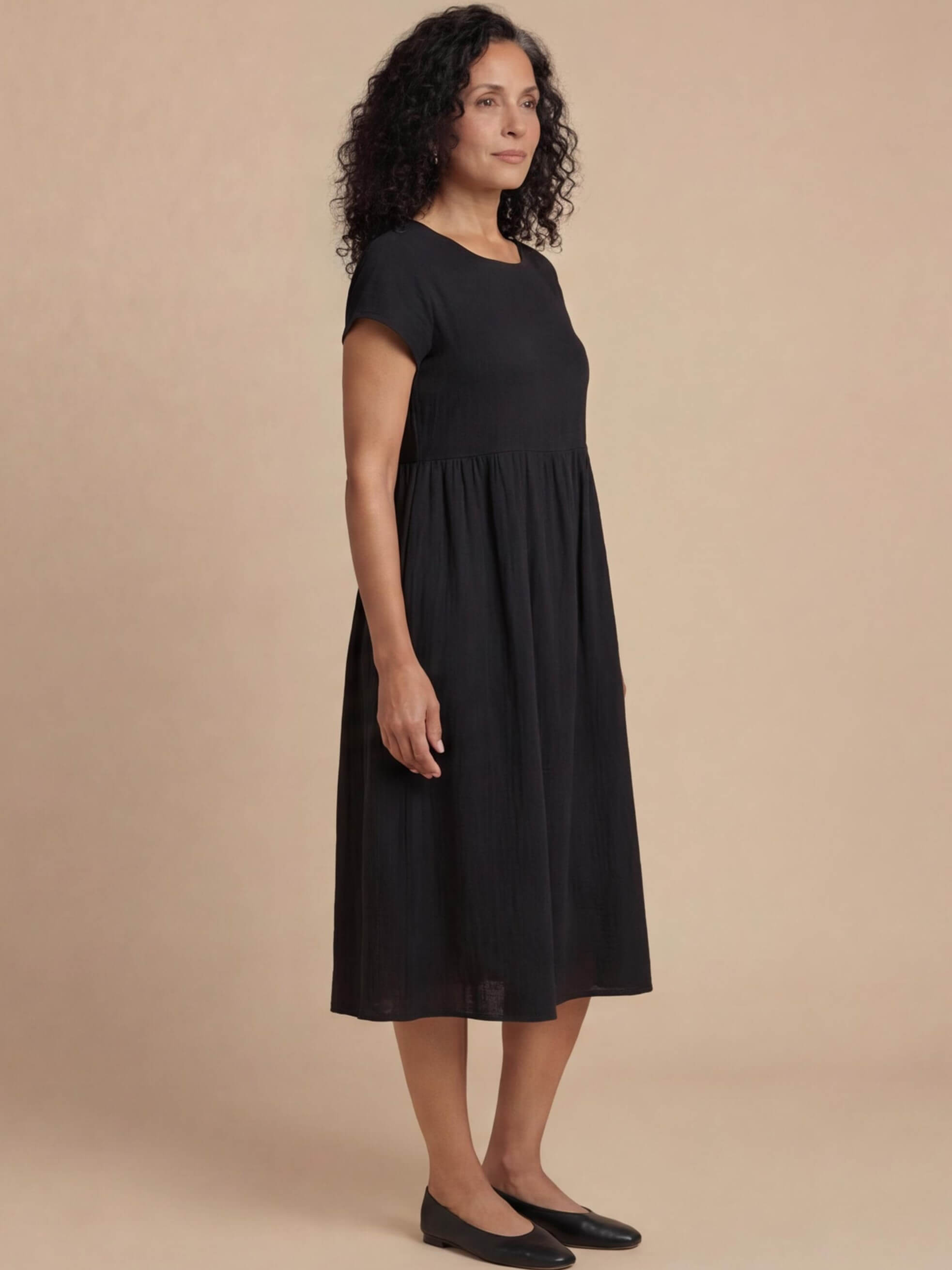Women's dress – Midi dress with a round neckline and a loose fit