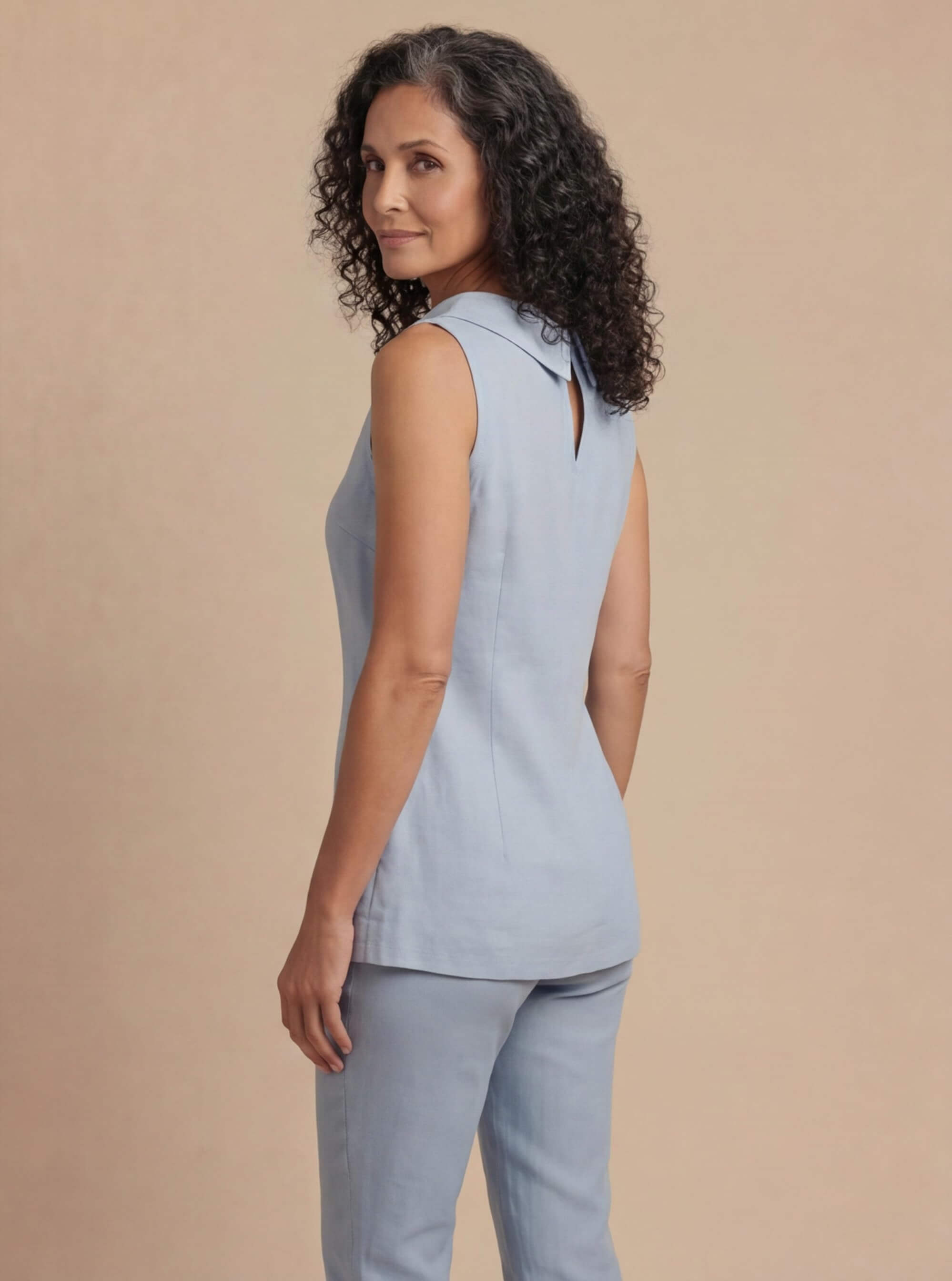 Women’s Elegant Sleeveless Top with Roll Collar