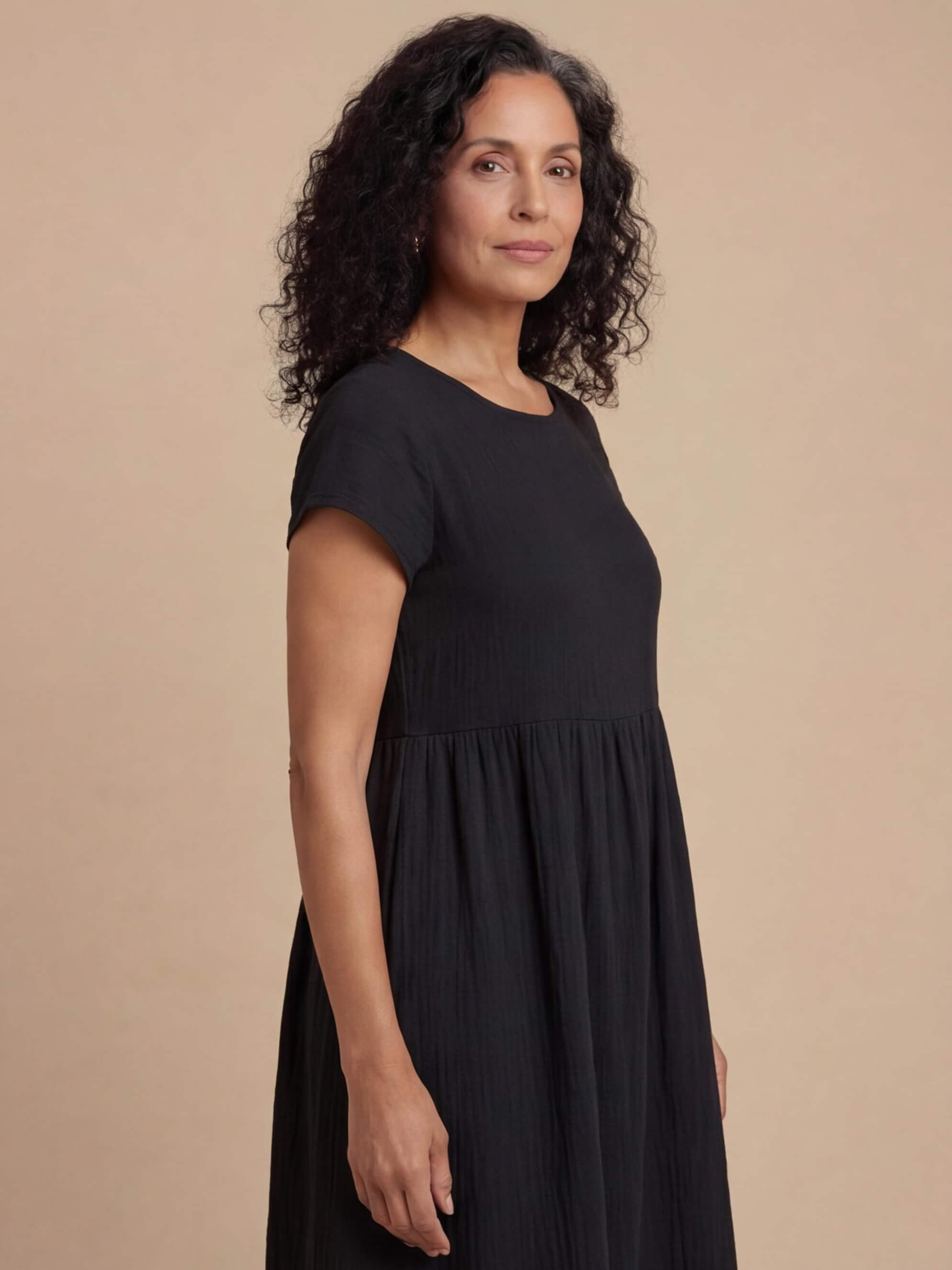 Women's dress – Midi dress with a round neckline and a loose fit